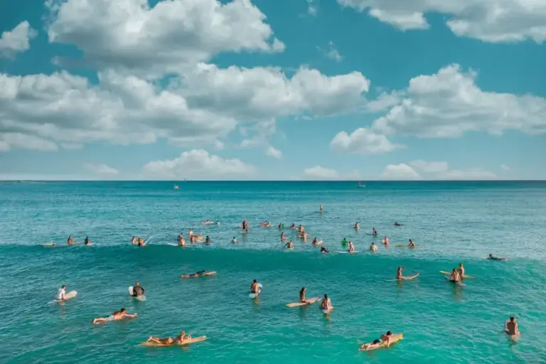 Lineup Strategy Guide: How to Avoid Crowded Surfing Camps Lineups