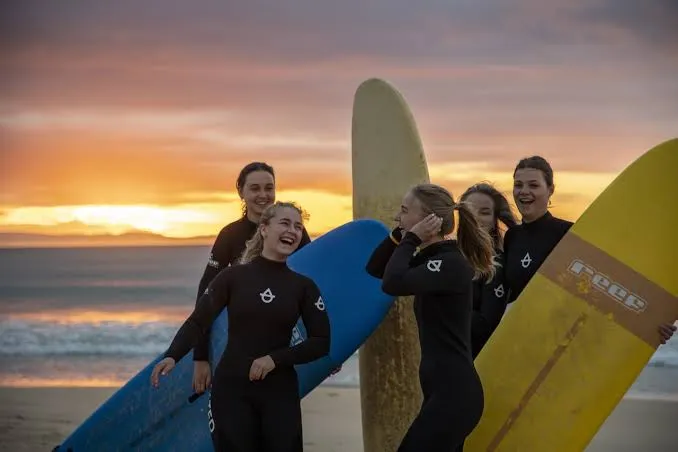 Top Surfing Camps in America: Comprehensive Training Environments & Coastal Frameworks